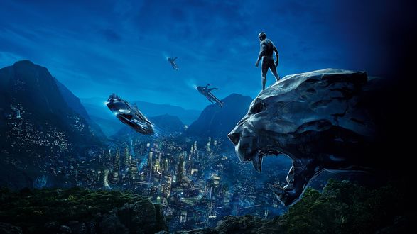 Обои на рабочий стол Супергерой Black Panther / Черная пантера стоит на выступе скалы, в виде головы пантеры, над ночным городом, арт к одноименному фильму