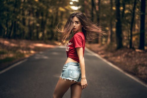 Обои на рабочий стол Модель Sara Tessitore стоит на дороге. Фотограф Martin Kuhn