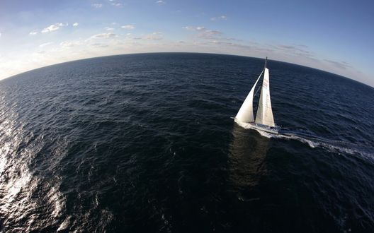 Обои на рабочий стол Парусник на воде