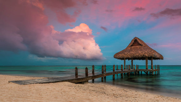 Обои на рабочий стол Облака над деревянной виллой в Cap Cana, Dominican Republic / Кап-Кана, Доминиканская Республика. Фотограф Valentin Valkov