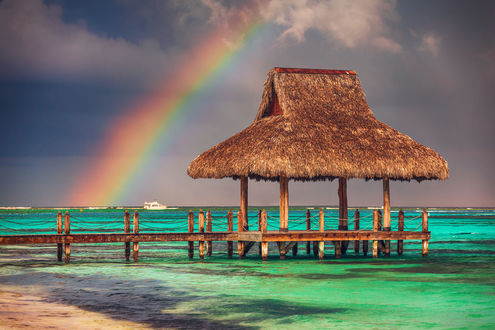 Обои на рабочий стол Радуга над тропическим пляжем в Cap Cana, Dominican Republic / Кап-Кана, Доминиканская Республика. Фотограф Valentin Valkov