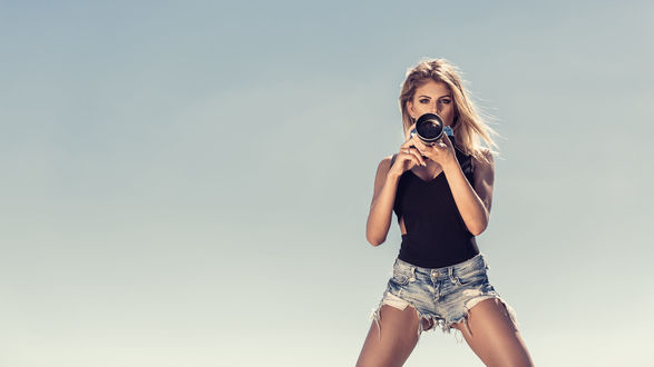 Обои на рабочий стол Модель Daniela с фотоаппаратом, фотограф Markus Hertzsch