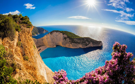 Обои на рабочий стол Пляж Navagio / Навайо в бухте, на острове Zakynthos, Greece / Закинф, Греция