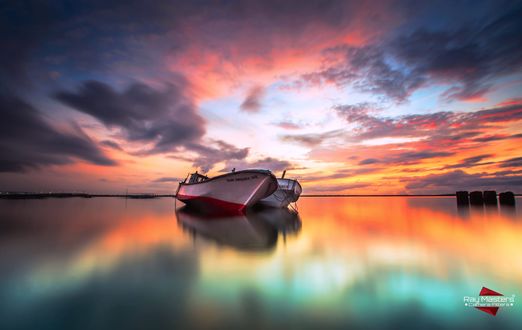 Обои на рабочий стол Две лодки на воде, фотограф Bertoni Siswanto