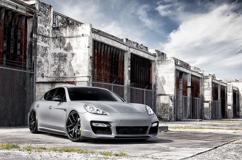 Обои на рабочий стол Серебристый Porsche Panamera стоит у заброшенного здания