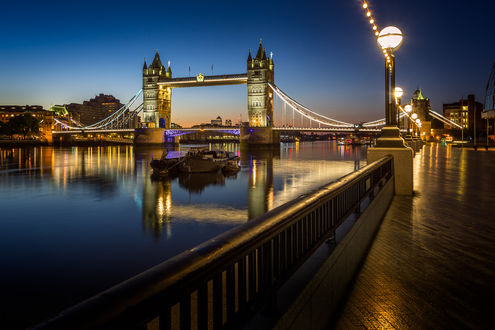 Обои на рабочий стол England, London / Англия, Лондон, вид на Tower bridge / Тауэрский мост ночью с реки Темза / Thames. Фотограф Nico Trinkhaus