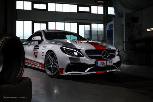 Обои на рабочий стол Спортивный Mercedes-Benz C63 AMG стоит в гараже