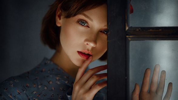 Обои на рабочий стол Модель Olya Pushkina / Оля Пушкина стоит у двери или окна. Фотограф Georgy Chernyadyev
