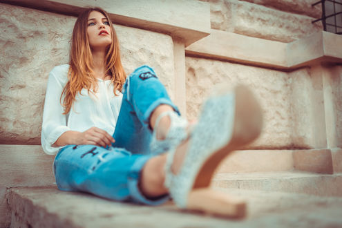 Обои на рабочий стол Модель Laura Z. / Mantua сидит у стены. Фотограф Marco Squassina