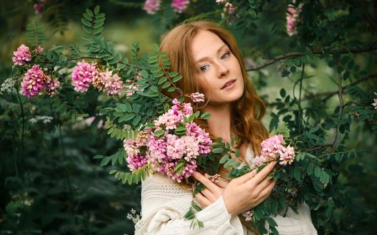 Обои на рабочий стол Модель Анастасия Надежина у цветущего куста, фотограф Дмитрий Левыкин