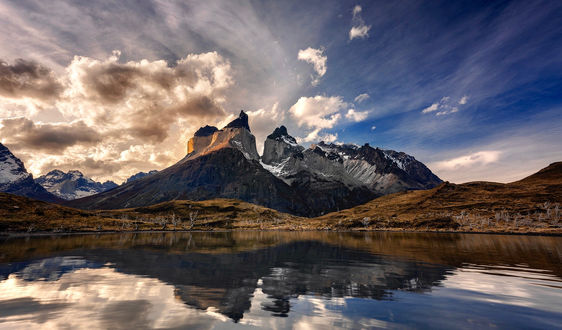 Обои на рабочий стол Горы на фоне облачного неба, Аргентина, фотограф Timothy Poulton