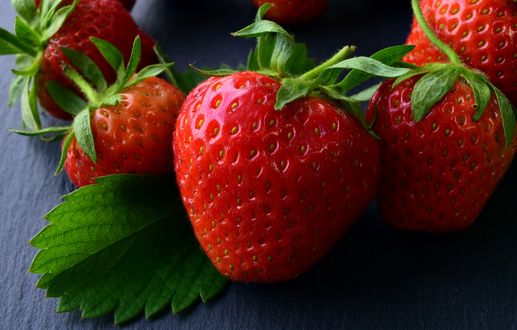 Обои на рабочий стол Спелая клубника крупным планом