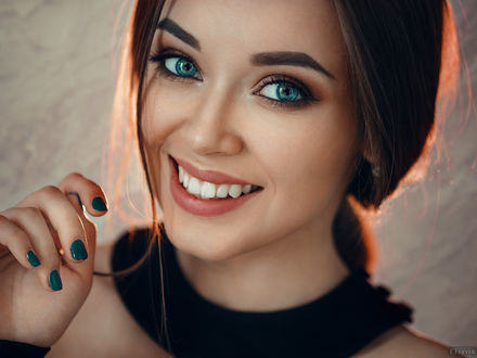 Обои на рабочий стол Улыбающаяся модель Тоня, фотограф Evgeny Freyer