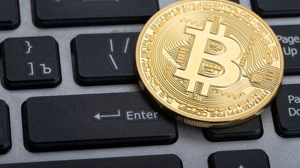 Обои на рабочий стол Монетка Биткоина, Криптовалюта лежит на клавиатуре