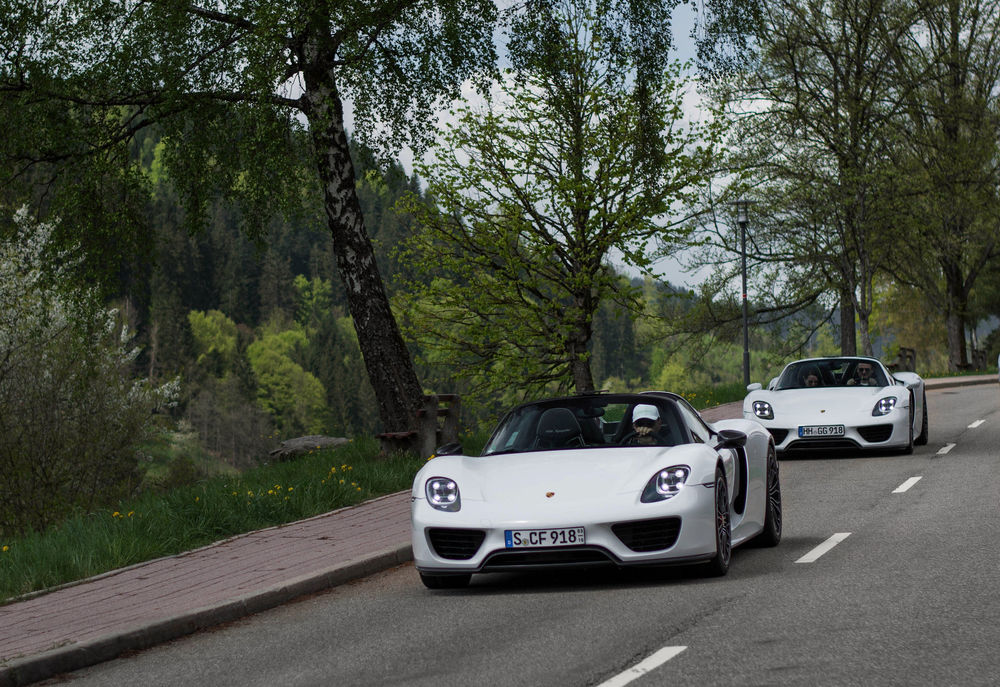 Обои для рабочего стола Porsche 918 Spyder на дороге, by JB