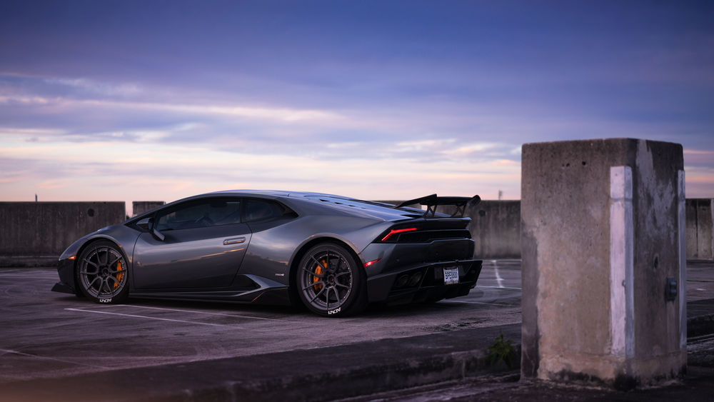 Обои для рабочего стола Lamborghini huracan на верхнем этаже парковки
