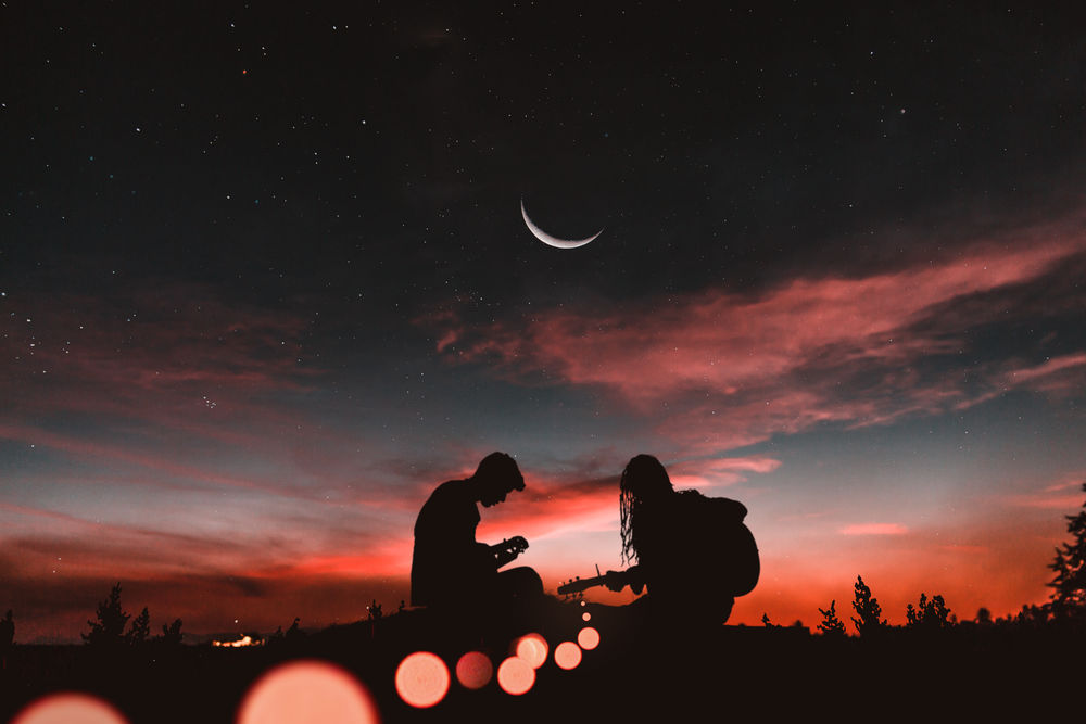 Обои для рабочего стола Девушка и парень с гитарами на фоне вечернего неба. Автор Diego PH