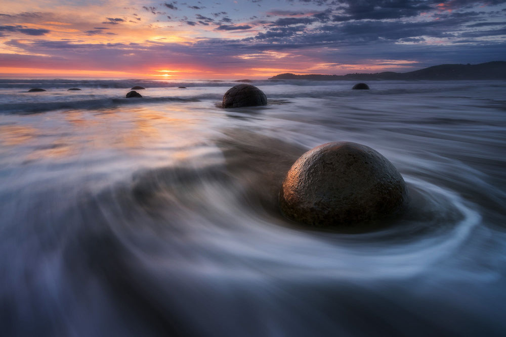Обои для рабочего стола Валуны Moeraki в воде на рассвете, by Dylan Toh & Marianne Lim