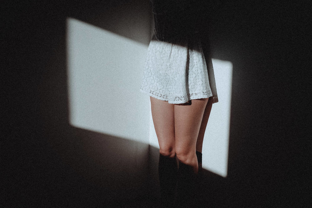 Обои для рабочего стола Девушка стоит у стены, фотограф Francesco Sambati