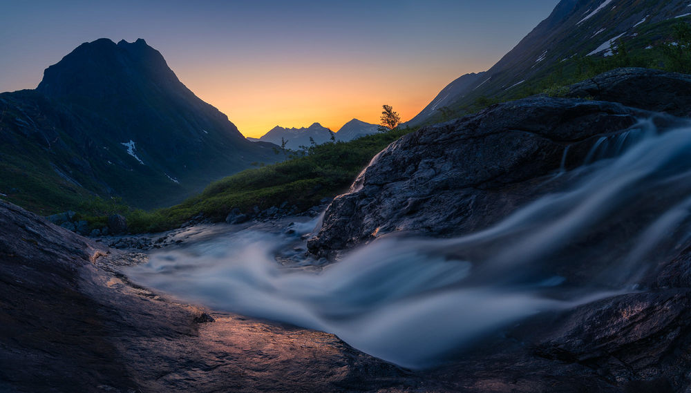 Обои для рабочего стола Восход на Romsdalen / Ромсдален. Пано из трех горизонтов. Фотограф Ole Henrik Skjelstad