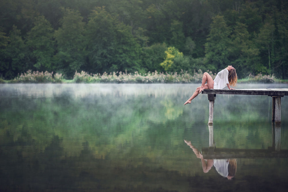 Обои для рабочего стола Модель Alexiane сидит на мостике у водоема. Фотограф Dimitry Roulland