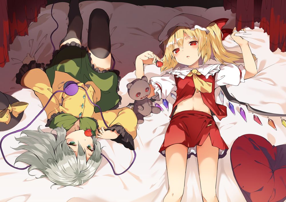 Обои для рабочего стола Flandre Scarlet / Фландре Скарлет и Komeiji Koishi с плюшевым медвежонком лежат на постели, персонажи из серии компьютерных игр Touhou Project / «Проект «Восток»», art by Hasebe Yuusaku