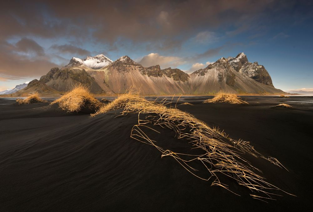 Обои для рабочего стола Черные дюны на фоне горы Vesturhorn, Iceland / Vesturhorn, Исландия, фотограф Dany Eid
