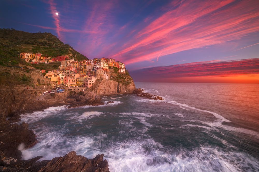 Обои для рабочего стола Город на скале Манарола, Италия / Manarola, Italy, на фоне заката на вечернем небосклоне