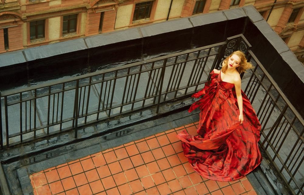 Обои для рабочего стола Актриса Аманда Сейфрид / Amanda Seyfried в красном платье позирует на крыше