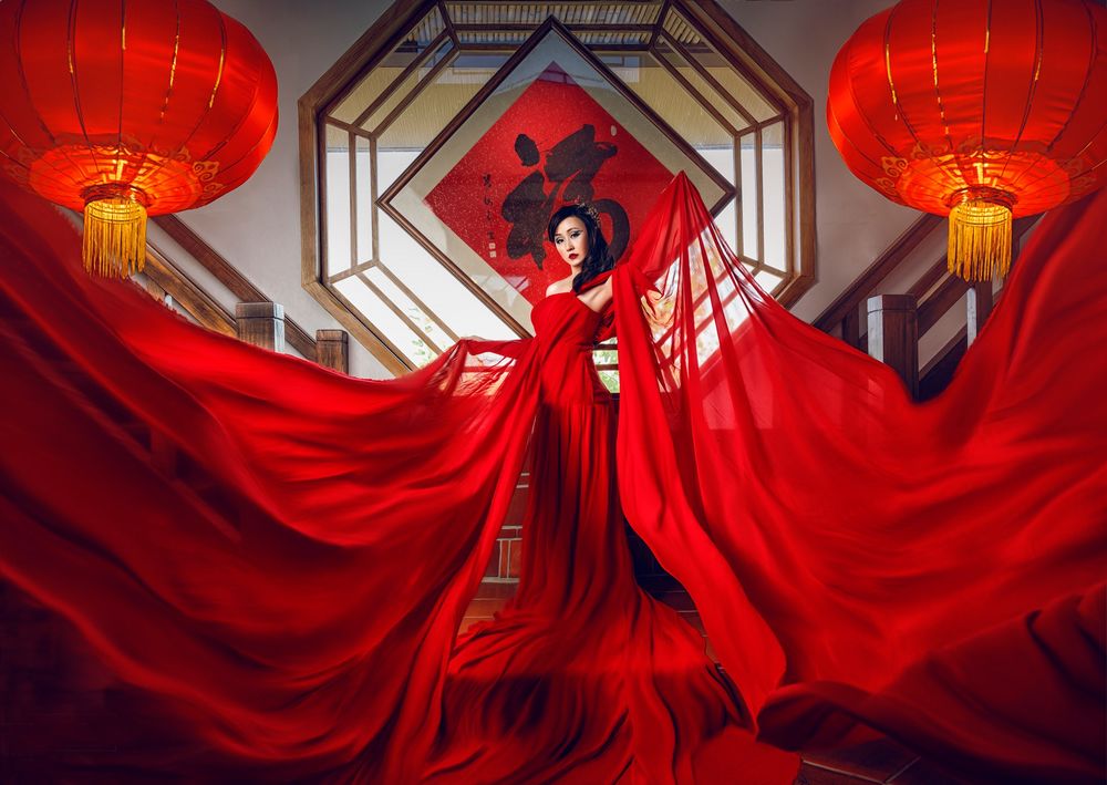 Обои для рабочего стола Азиатка в красном платье позирует на фоне иероглифа и красных фонарей, фотограф Kennyhsiung Shih
