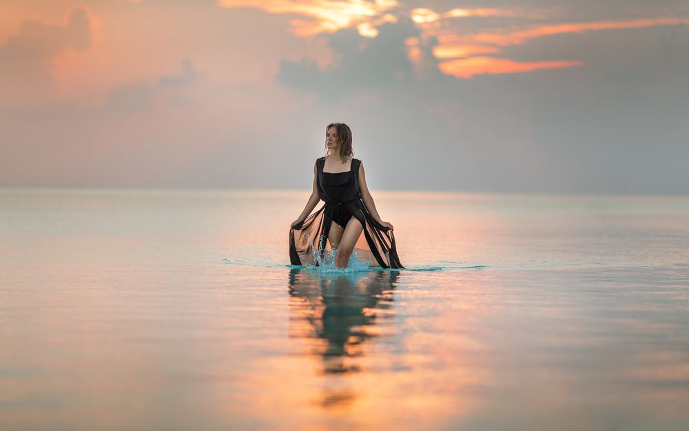 Обои для рабочего стола Девушка стоит в воде, фотограф Анюта Онтикова