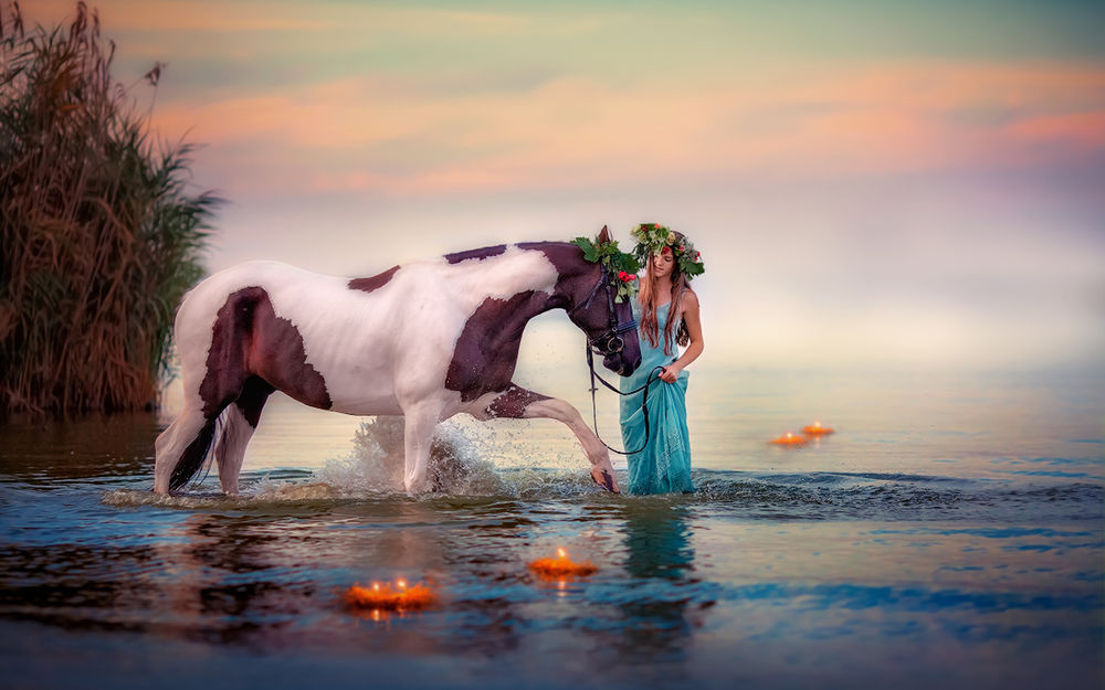 Обои на рабочий стол Девушка и конь, стоящие в реке, фотограф Екатерина  Домбругова, обои для рабочего стола, скачать обои, обои бесплатно