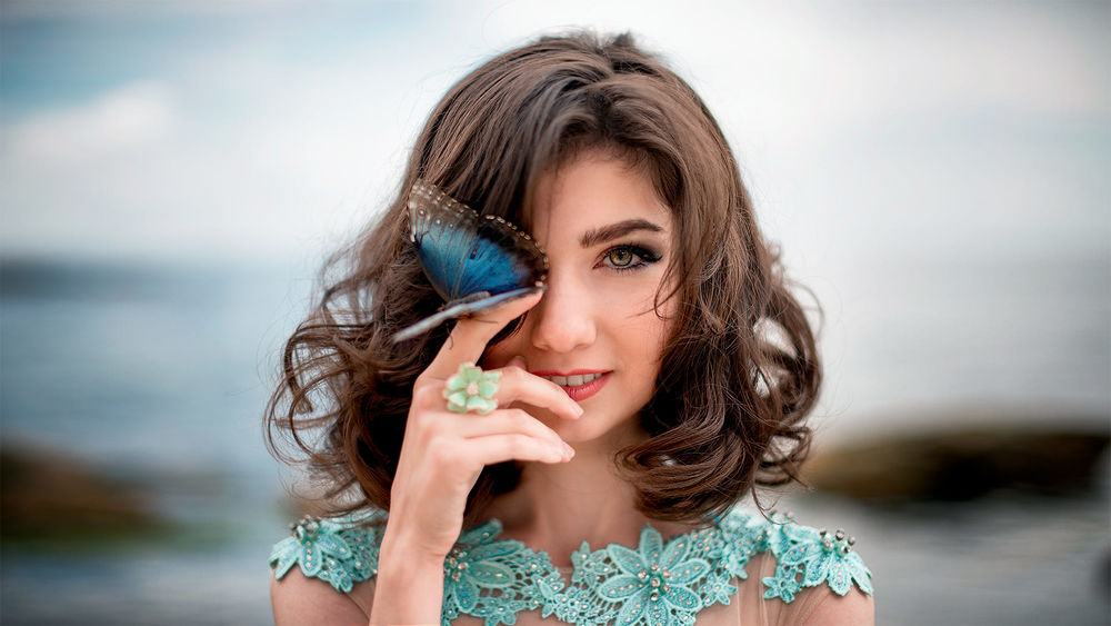 Обои для рабочего стола Модель Maryam с голубой бабочкой у лица, фотограф Dmitriy Inko