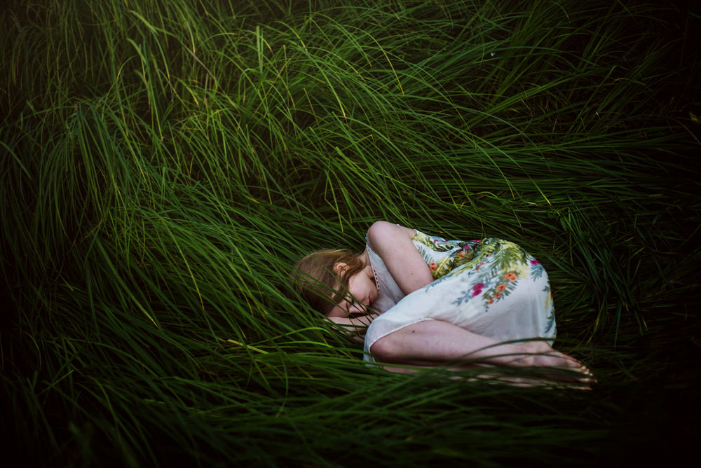 Фото девушка лежит на траве фото