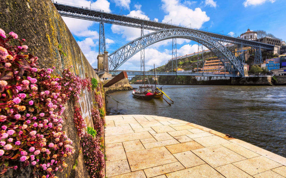 Обои для рабочего стола Весна в Португалии, вид на мост, фотограф Nico Trinkhaus