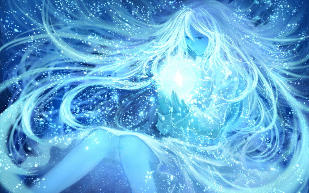 Обои для рабочего стола Девушка с белыми волосами в синих тонах держит в руках светящуюся сферу, автор оригинала Sakimori