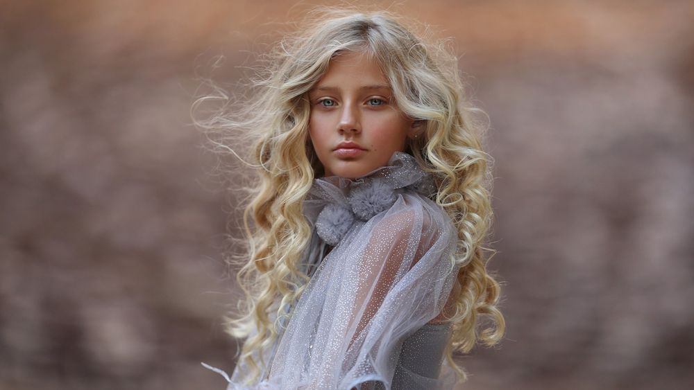 Обои для рабочего стола Девочка на фоне боке, фотограф Katie Andelman