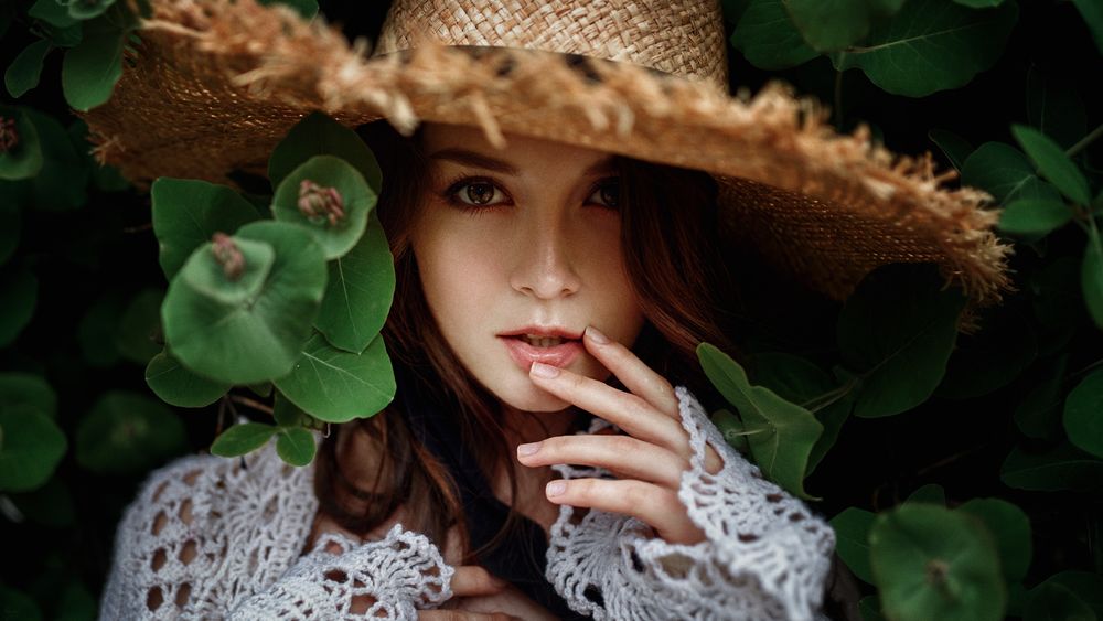 Обои для рабочего стола Модель Anastasia Zonova / Анастасия Зонова в шляпе, фотограф Georgy Chernyadyev