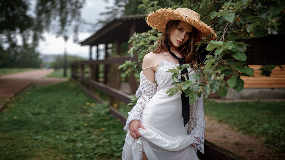 Обои для рабочего стола Модель Anastasia Zonova / Анастасия Зонова в шляпе, фотограф Georgy Chernyadyev