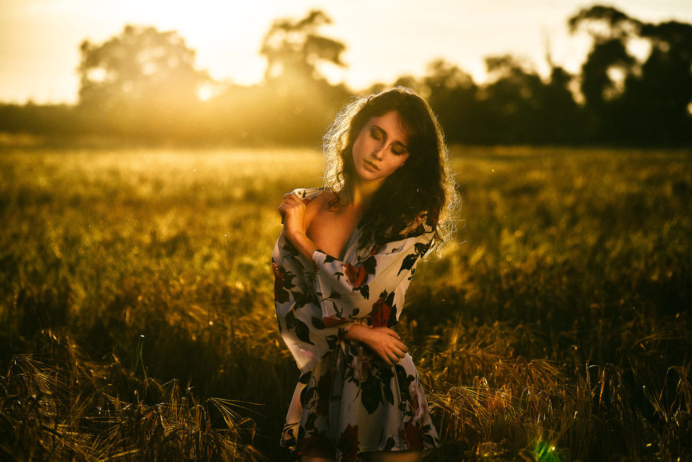 Обои для рабочего стола Девушка стоит на фоне поля, фотограф Florian Pascual