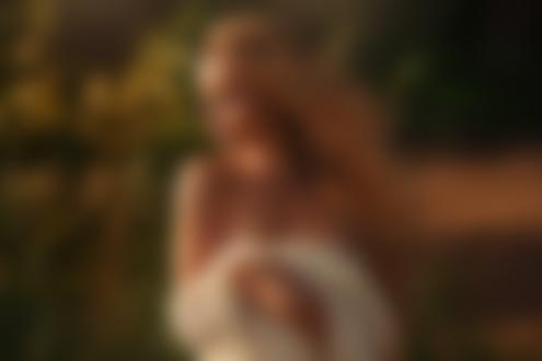 Обои на рабочий стол Девушка стоит на фоне природы, прикрывая грудь накидкой, фотограф Stas Pushkarev