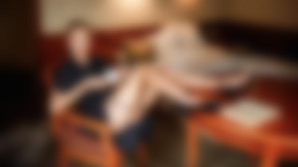 Обои для рабочего стола Модель Настя с чашкой в руке сидит за столом. Фотограф Георгий Чернядьев