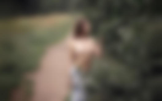 Обои для рабочего стола Полуобнаженная девушка стоит у кустов. Фотограф Сергей Сорокин