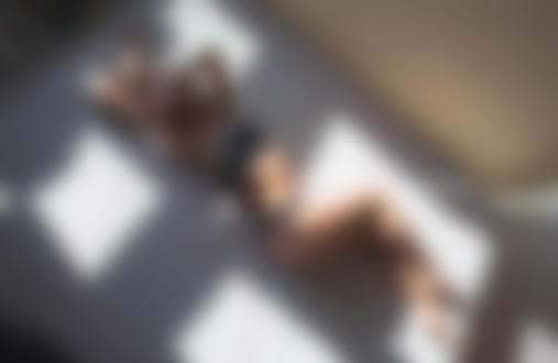 Обои на рабочий стол Девушка в нижнем белье лежит на постели, фотограф Руслан Нойс