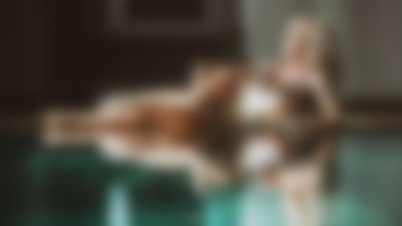 Обои для рабочего стола Модель Lerochka Polovinchik лежит на полу, фотограф Anton Harisov,