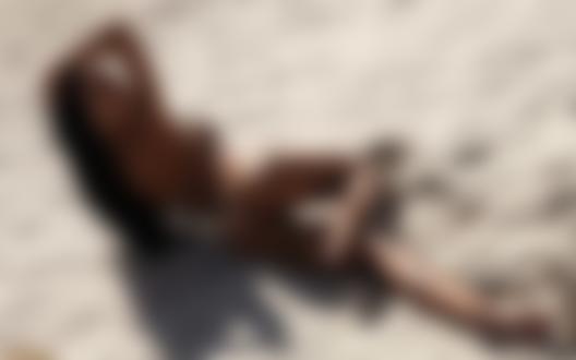 Обои на рабочий стол Девушка в купальнике лежит на песке. Фотограф Андрей Морозов