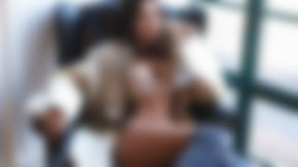 Обои на рабочий стол Девушка в меховом пальто сидит у окна, фотограф Андрей Морозов