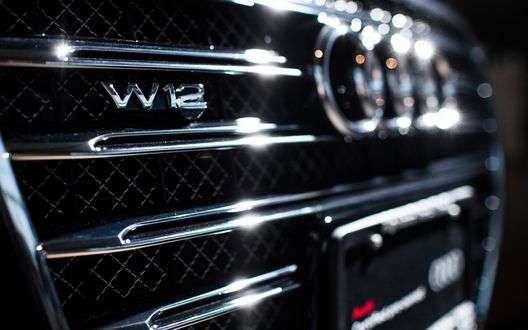 Обои на рабочий стол Хромированная решетка машины марки Audi W12
