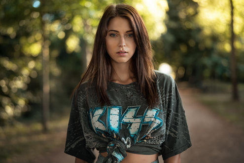 Обои на рабочий стол Модель Laura Franziska / Лаура Франзиска стоит на дороге. Фотограф Martin Kuhn