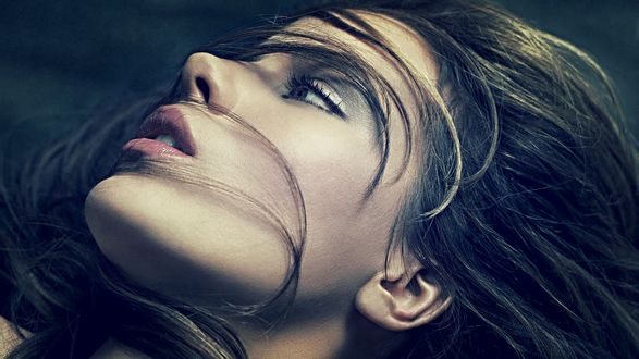 Обои на рабочий стол Британская актриса Kate Beckinsale / Кэйт Бекинсэйл